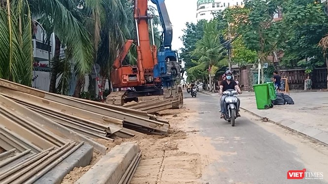 Đơn vị thi công đang thi công Dự án Cải thiện môi trường nước phía Đông trên đại bàn quận Sơn Trà