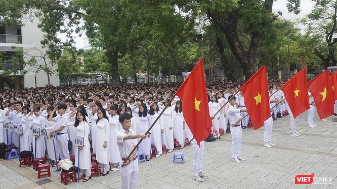 Quang cảnh chào cờ trong buổi Khai giảng tại trường THPT Phan Châu Trinh