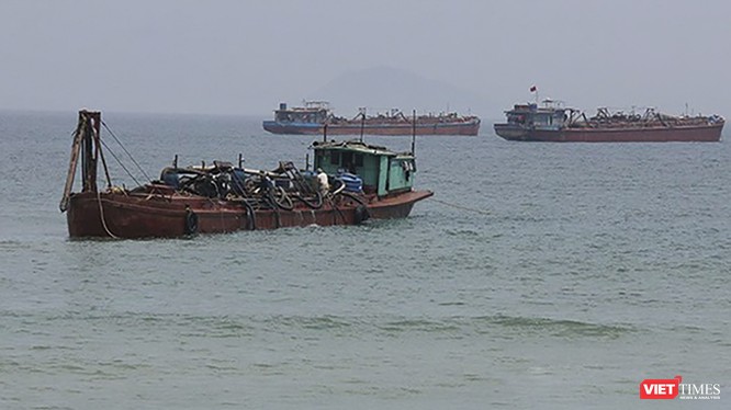 Tàu hút cát trên biển Cửa Đại (Hội An, Quảng Nam)