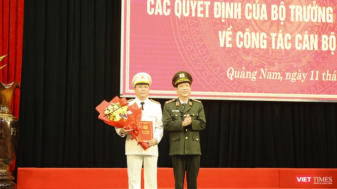 Trung tướng Nguyễn Văn Sơn - Thứ trưởng Bộ Công an trao quyết định bổ nhiệm Giám đốc Công an tỉnh Quảng Nam cho Đại tá Nguyễn Đức Dũng.