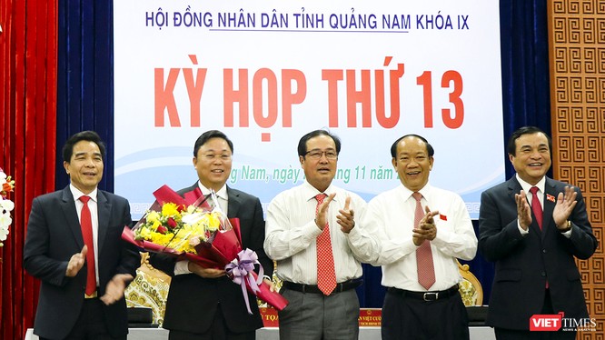Ông Lê Trí Thanh (người cầm hoa) trở thành tân Chủ tịch UBND tỉnh Quảng Nam.