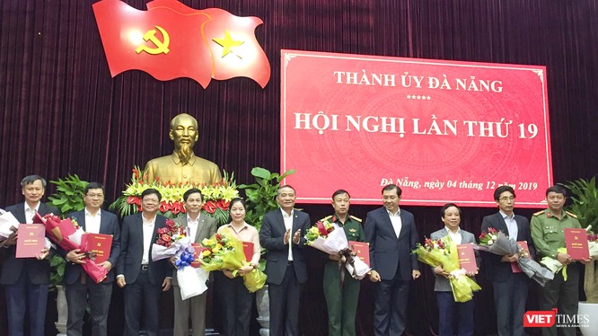 Ông Trương Quang Nghĩa - Bí thư Thành ủy Đà Nẵng trao quyết định của Ban Bí thư về việc chỉ định 8 cá nhân tham gia Ban Chấp hành Đảng bộ TP nhiệm kỳ 2015-2020.