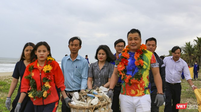 Diễn viên điện ảnh Lý Hùng, nữ hoàng điền kinh Nguyễn Thị Thanh Phúc "nhặt rác" tại bãi biển Hà My (Quảng Nam) để phát động chương trình nói không với rác nhựa.