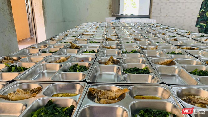 Cận cảnh suất ăn của các công dân Việt Nam cách ly tại Trung tâm huấn luyện dự bị động viên (thuộc Bộ chỉ huy quân sự TP Đà Nẵng). (ảnh Khánh Hưng)