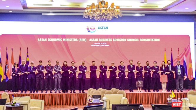  Các đại biểu tham dự Hội nghị Bộ trưởng Kinh tế ASEAN hẹp lần thứ 26 chụp ảnh lưu niệm