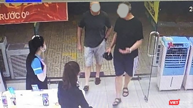Hình ảnh 2 du khách người Anh đến siêu thị Điện Máy Xanh trên địa bàn Đà Nẵng và lây nhiễm cho bệnh nhân thứ 35 tại TP này