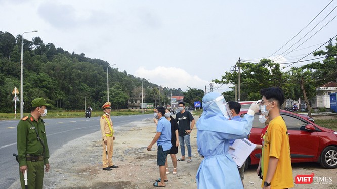 Lực lượng Công an và y tế tại chốt giám sát dịch tễ đo thân nhiệt của người đi vào TP Đà Nẵng (ảnh C.H)