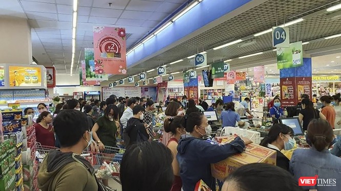 Người dân Đà Nẵng đổ xô đi mua hàng tiêu dùng tại siêu thị để phòng dịch COVID-19