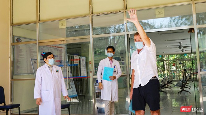 Bệnh nhân người Anh mắc COVID-19 ở Quảng Nam tại buổi xuất viện sau khi điều trị âm tính với SARS-CoV-2