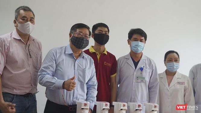 Đại diện trường Đại học Bách khoa Đà Nẵng và Bệnh viện Đà Nẵng tại buổi tiếp nhận máy rửa tay sát khuẩn tự động 