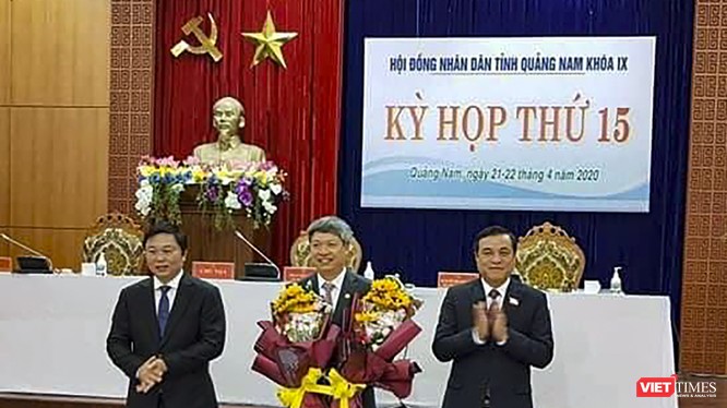 Ông Hồ Quang Bửu (đứng giữa) tại kỳ họp thứ 15 HĐND tỉnh Quảng Nam nhiệm kỳ 2015-2020 diễn ra hôm 21/4