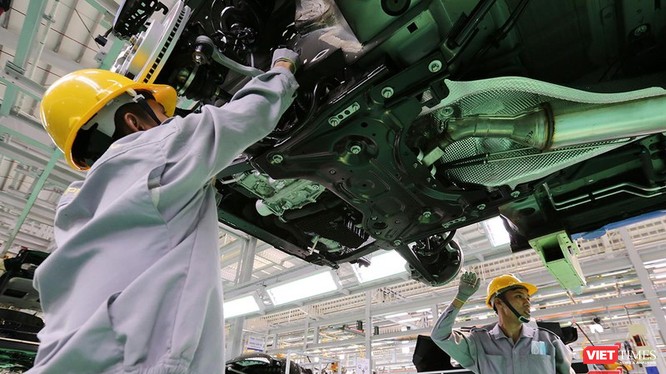 Công nhân nhà máy sản xuất xe ô tô Thaco tại Quảng Nam