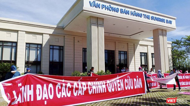 Khách hàng căng băng rôn đòi đất tại một vụ tranh chấp đất đai ở Đà Nẵng