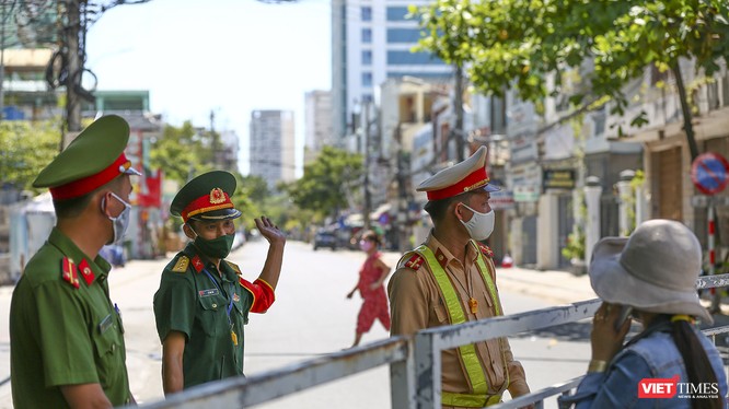 Lực lượng công an làm nhiệm vụ tại chốt cách ly Bệnh viện Đà Nẵng