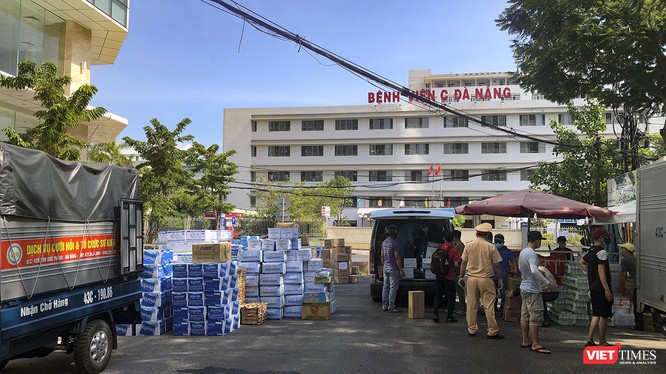 Những thùng hàng nhu yếu phẩm chuyển đến các bác sĩ tập kết tại chốt kiểm soát dịch trước Bệnh viện C Đà Nẵng
