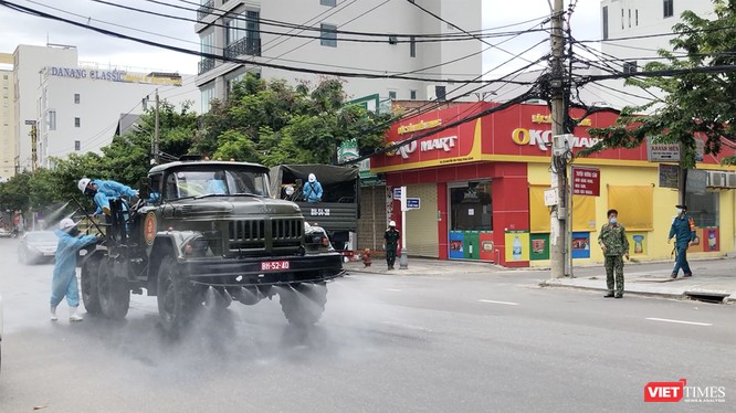 Lực lượng quân đội phun hóa chất khử trùng phòng, chống dịch COVID-19 trên địa bàn quận Sơn Trà.