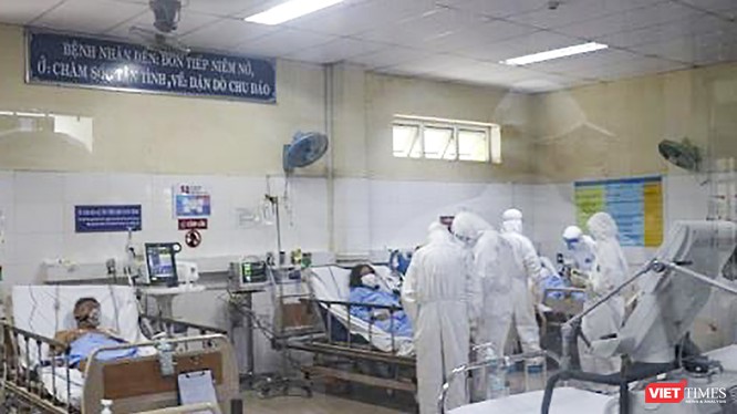 Các bác sĩ điều trị cho bệnh nhân mắc COVID-19 tại Đà Nẵng