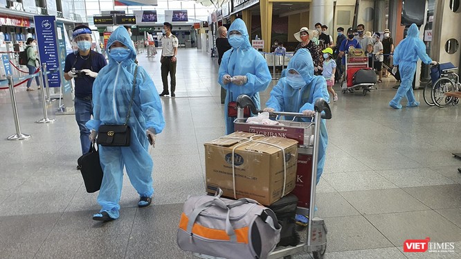 Hành khách nhập cảnh tại Sân bay Đà Nẵng