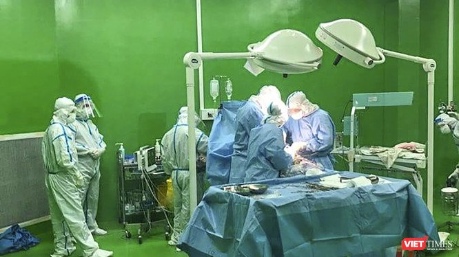 Các bác sĩ thực hiện ca mổ bắt con đối với sản phụ mắc COVID-19 đang điều trị tại Bệnh viện dã chiến Hòa Vang.