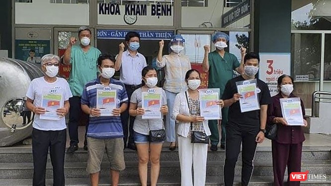 Các bệnh nhân được điều trị khỏi COVID-19 được Bệnh viện dã chiến Hòa Vang (Đà Nẵng) cho xuất viện vào chiều 18/8