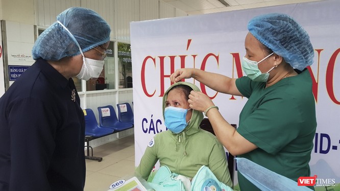 Giám đốc Sở Y tế TP Đà Nẵng chúc mừng bệnh nhân mắc COVID-19 số 569 cùng con tại buổi xuất viện.