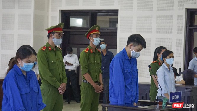 Các bị cáo tại phiên tòa xét xử vụ án “Tổ chức cho người khác nhập cảnh Việt Nam trái phép” diễn ra sáng 29/8.