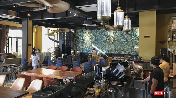 Nhân viên nhà hàng La Maison Deli Cafe & Restaurant trên đường 2 tháng 9 khẩn trương chuẩn bị để mở cửa trở lại sau thông báo cho phép mở cửa nhà hàng trở lại của UBND TP Đà Nẵng