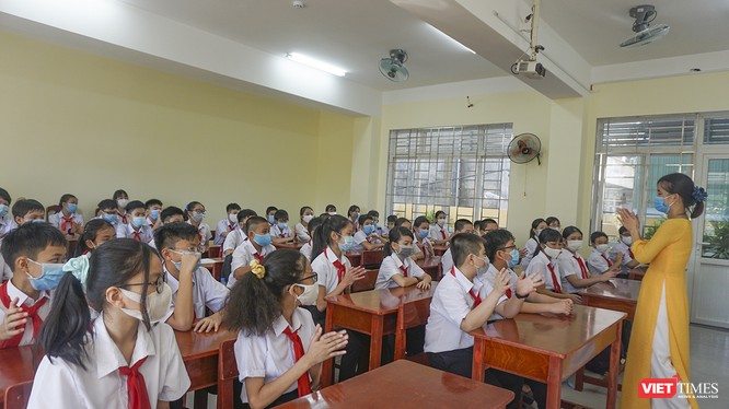 Học sinh ở Đà Nẵng trở lại lớp sau đợt bùng phát dịch COVID-19 lần thứ 2
