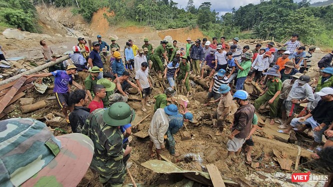 Lực lượng cứu hộ các nạn nhân bị vùi lấp trong vụ sạt lở tại thôn 1 xã Trà Leng, huyện Nam Trà My, tỉnh Quảng Nam