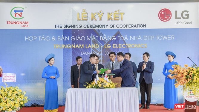 Quang cảnh lễ ký kết bàn giao mặt bằng toà nhà DITP Tower (Đà Nẵng) cho LG Electronics để tập đoàn này xây dựng Trung tâm R&D tại Đà Nẵng.