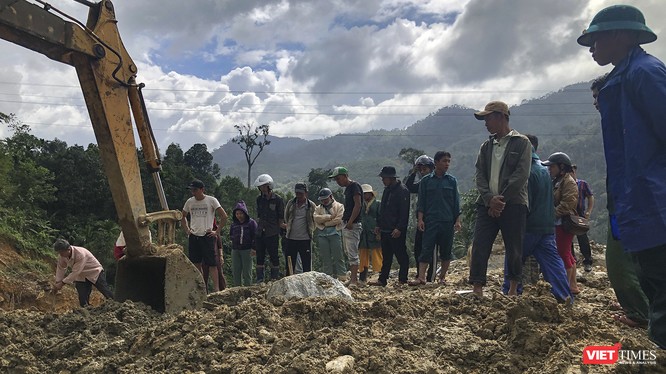 Người Trà Leng dán mắt vào từng viên đá được đào lên với hy vọng tìm thấy thi thể người thân