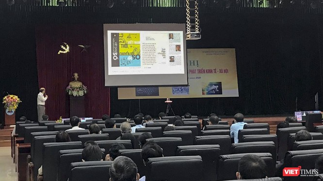 GS.TS.Hồ Tú Bảo - Giám đốc Phòng thí nghiệm Khoa học dữ liệu, Viện nghiên cứu cao cấp về Toán học (kiêm Giám đốc học khoa học Viện John Von Neuman, Đại học quốc gia TP HCM) trình bày tại sự kiện