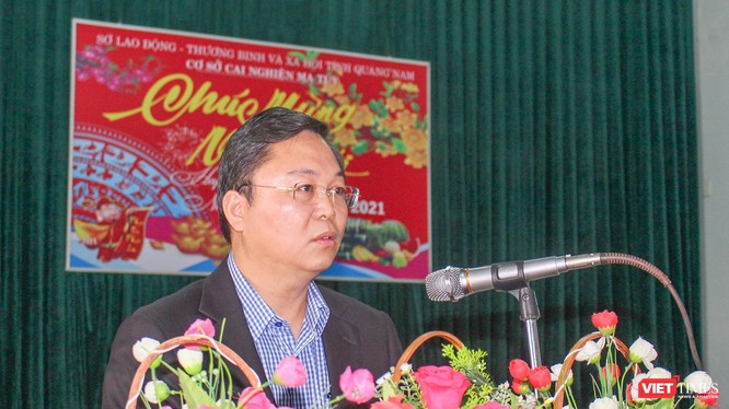 Ông Lê Trí Thanh - Chủ tịch UBND tỉnh Quảng Nam tại buổi trò chuyện với hàng trăm học viên tại Trung tâm Cai nghiện ma túy tỉnh Quảng Nam.