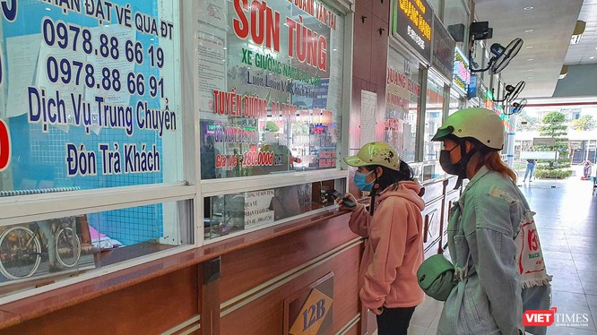 Khách mua vé xe tại Bến xe Trung tâm Đà Nẵng