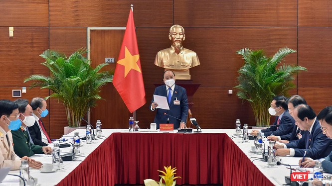 Thủ tướng Chính phủ Nguyễn Xuân Phúc chỉ đạo công tác phòng chống dịch COVID-19 (ảnh VGP)