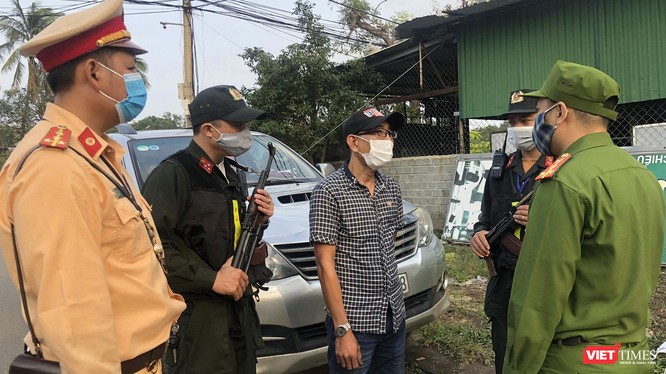 Lực lượng công an Đà Nẵng đang làm việc với tài xế Nguyễn Quách Nguyện 