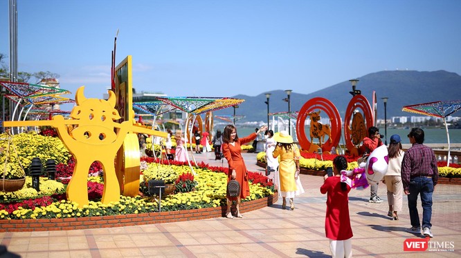 30 Tết Tân Sửu, thời tiết Đà Nẵng nắng đẹp đã kéo người dân ra khỏi nhưng lo toan để đến với đường hoa xuân