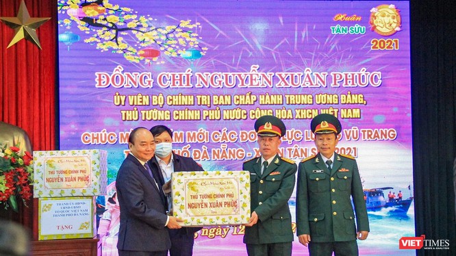 Thủ tướng Nguyễn Xuân Phúc tặng quà lực lượng vũ trang Đà Nẵng nhân dịp Tết Nguyên đán Tân Sửu