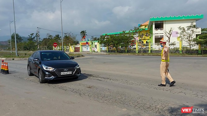 Lực lượng CSGT TP Đà Nẵng chốt chặn kiểm soát phương tiện trên các nút giao thông dẫn vào TP để phòng, chống dịch COVID-19