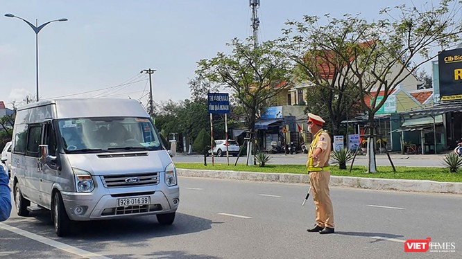 Lực lượng CSGT Đà Nẵng yêu cầu phương tiện dừng và thực hiện khai báo y tế tại các chốt kiểm dịch COVID-19