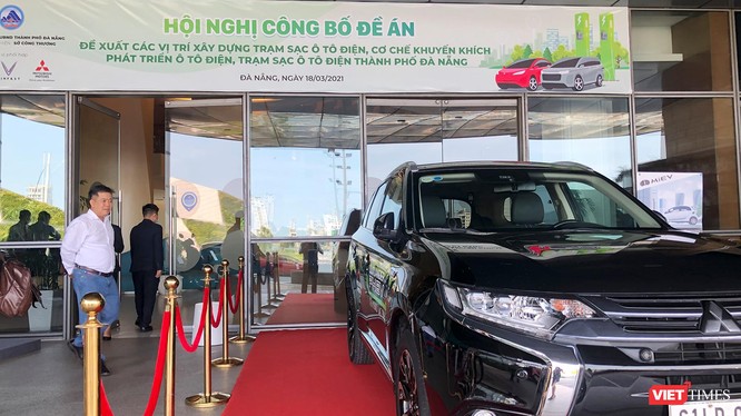 Khách tham quan xe ô tô điện do doanh nghiệp cung cấp tại sự kiện công bố mạng lưới các vị trí xây dựng các trạm sạc ô tô điện trên địa bàn TP Đà Nẵng