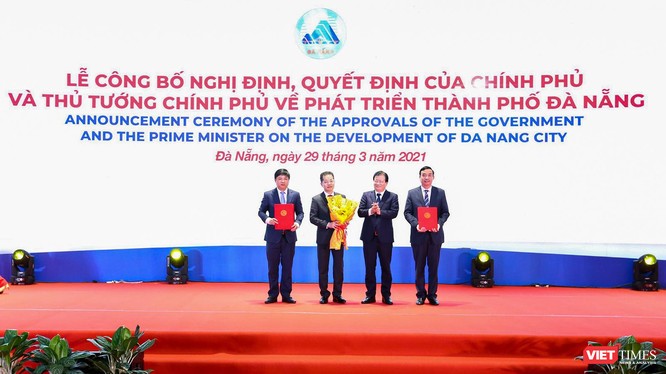  Phó Thủ tướng Trịnh Đình Dũng thay mặt Chính phủ trao quyết định cho lãnh đạo TP Đà Nẵng