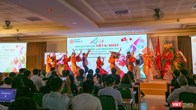 Sinh viên biểu diễn điệu múa truyền thống của Nhật Bản trong khuôn khổ Lễ hội giao lưu văn hóa Việt – Nhật và Ngày hội việc làm Nhật Bản 2021 lần thứ 6 tại Đại học Đông Á 