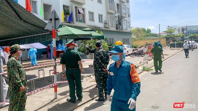 Lực lượng y tế và cơ quan chức năng phong toả chung cư ở Đà Nẵng nơi có bệnh nhân mắc COVID-19 mới