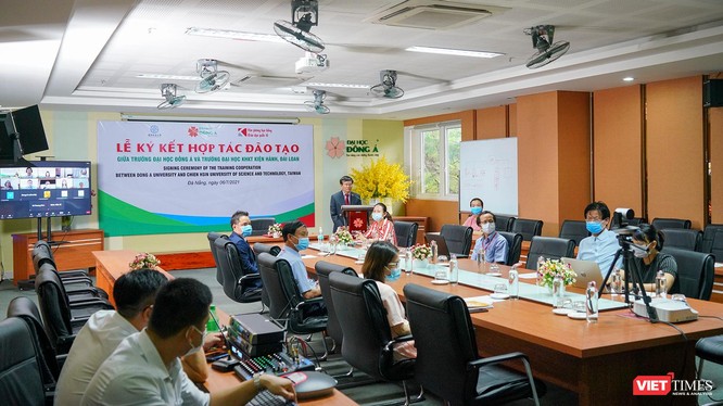 Quang cảnh lễ ký kết hợp tác đào tạo giữa ĐH Đông Á và ĐH Khoa học Kỹ thuật Chien Hsin (Đài Loan) 