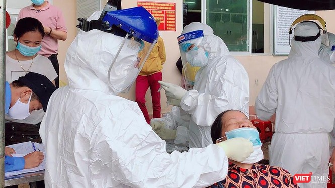 Người dân khu vực phong toả tại Đà Nẵng được lấy mẫu xét nghiệm SARS-CoV-2 