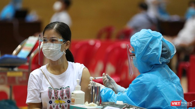 Lực lượng y tế tiêm vaccine phòng COVID-19 cho người dân Đà Nẵng