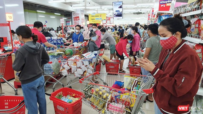 Người dân Đà Nẵng xếp hàng mua nhu yếu phẩm trước khi TP thực hiện phong toả tuyệt đối