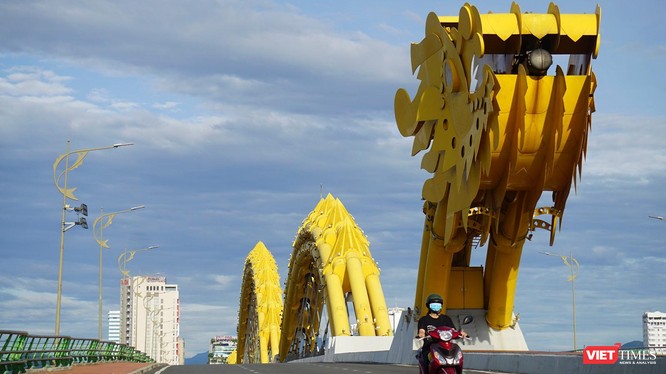 Cầu Rồng trong ngày cuối cùng trước khi phong toả tuyệt đối toàn TP Đà Nẵng