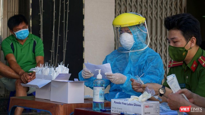 Lực lượng y tế lấy mẫu xét nghiệm SARS-CoV-2 đối với người dân